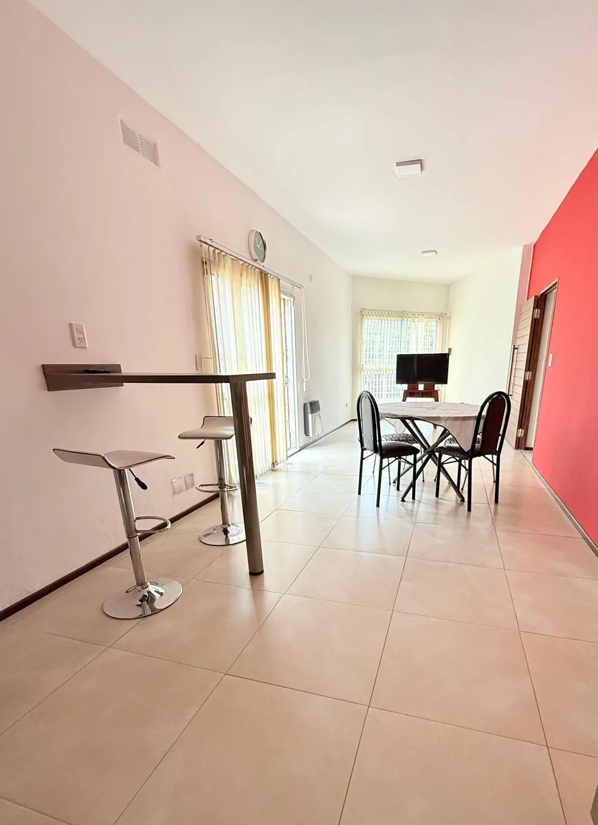 VENTA CASA UN DORMITORIO + 8 COCHERAS foto 3