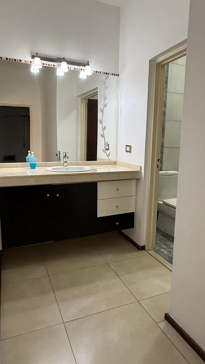 VENTA CASA UN DORMITORIO + 8 COCHERAS foto 4