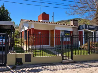 VENTA DE CASA EN CARLOS PAZ, CON 4 DEPARTAMENTOS Y LOCAL COMERCIAL SOBRE AV. ESTRADA. Estratégica Ubicación foto 1