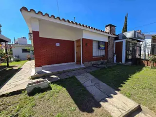 VENTA DE CASA EN CARLOS PAZ, CON 4 DEPARTAMENTOS Y LOCAL COMERCIAL SOBRE AV. ESTRADA. Estratégica Ubicación foto 2