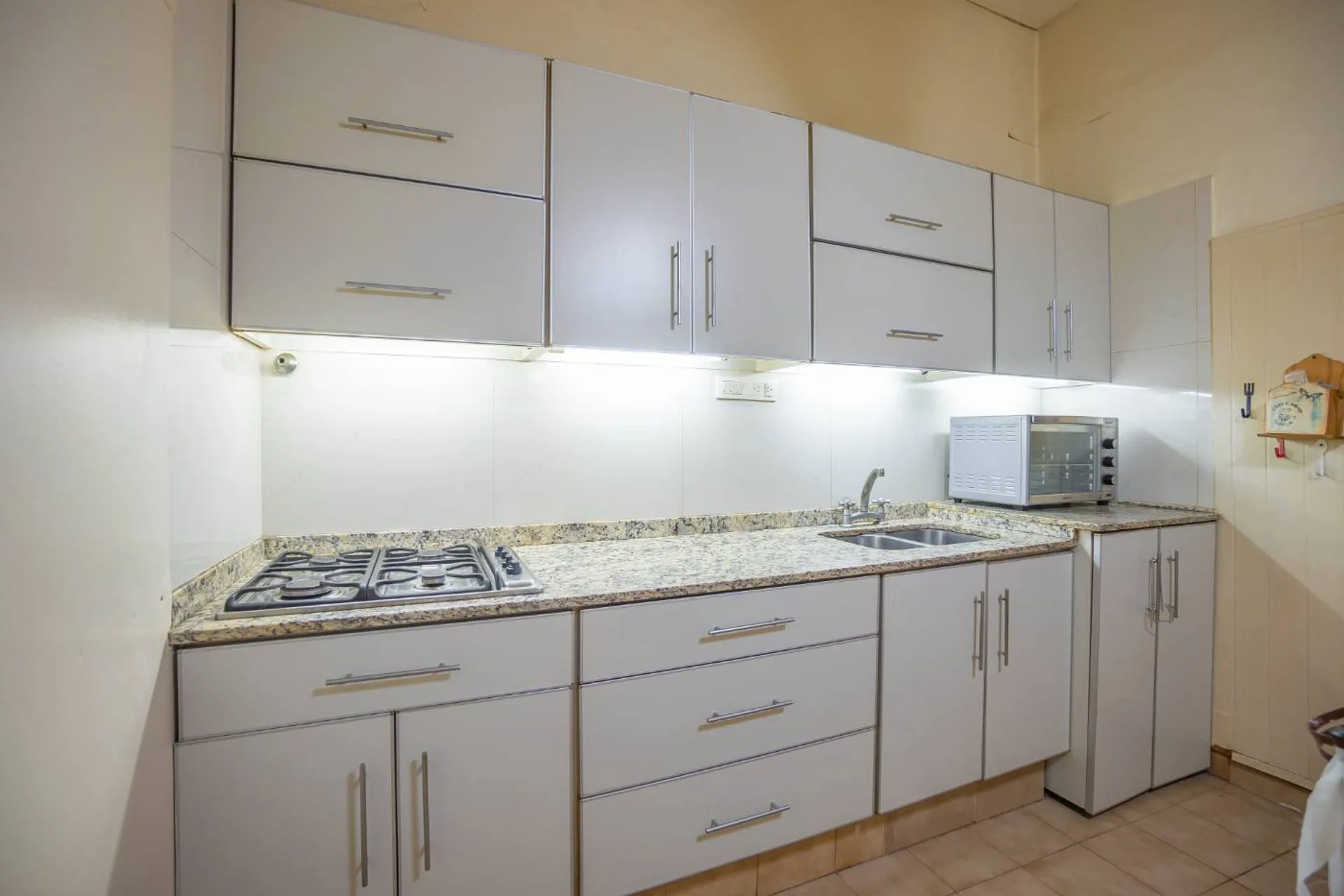 CASA EN VENTA  BANFIELD, 4 DORMITORIOS, PLAYROOM foto 2