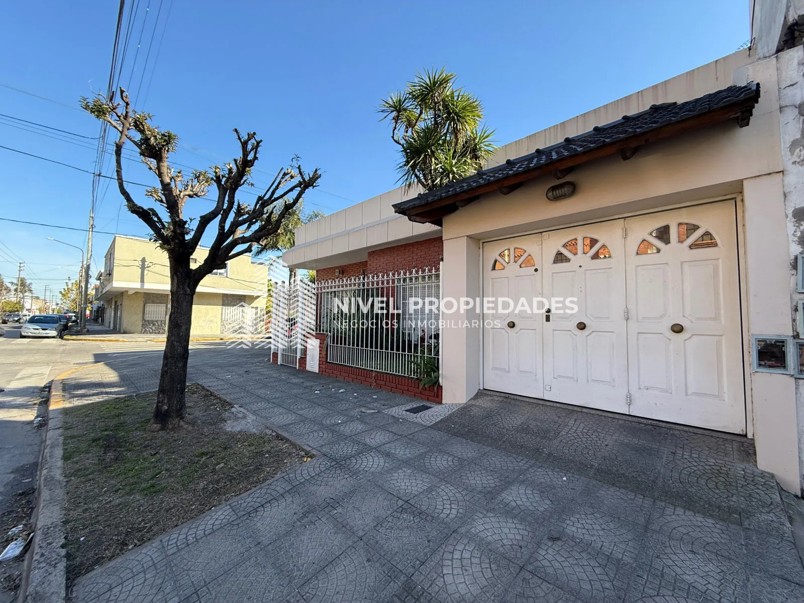 CASA AMERICANA 4 AMB CON GARAGE Y QUINCHO - VILLA LUZURIAGA