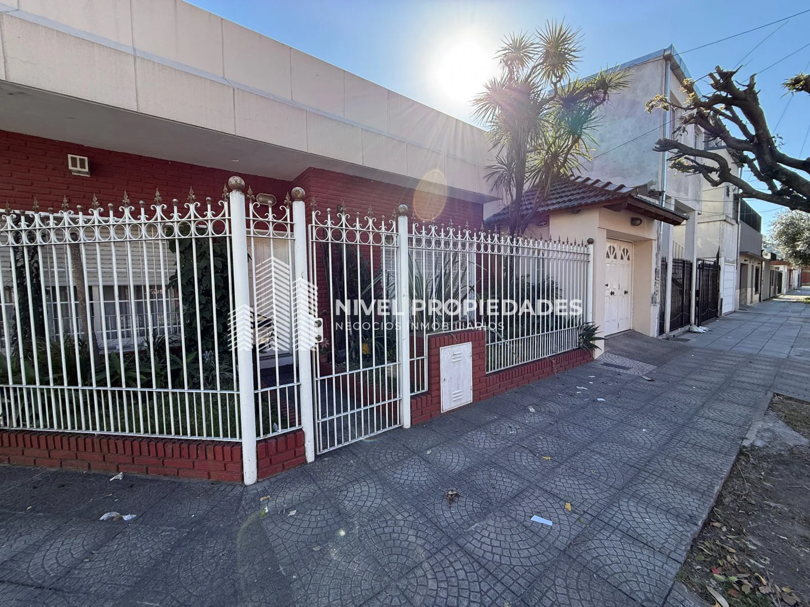 CASA AMERICANA 4 AMB CON GARAGE Y QUINCHO - VILLA LUZURIAGA foto 2