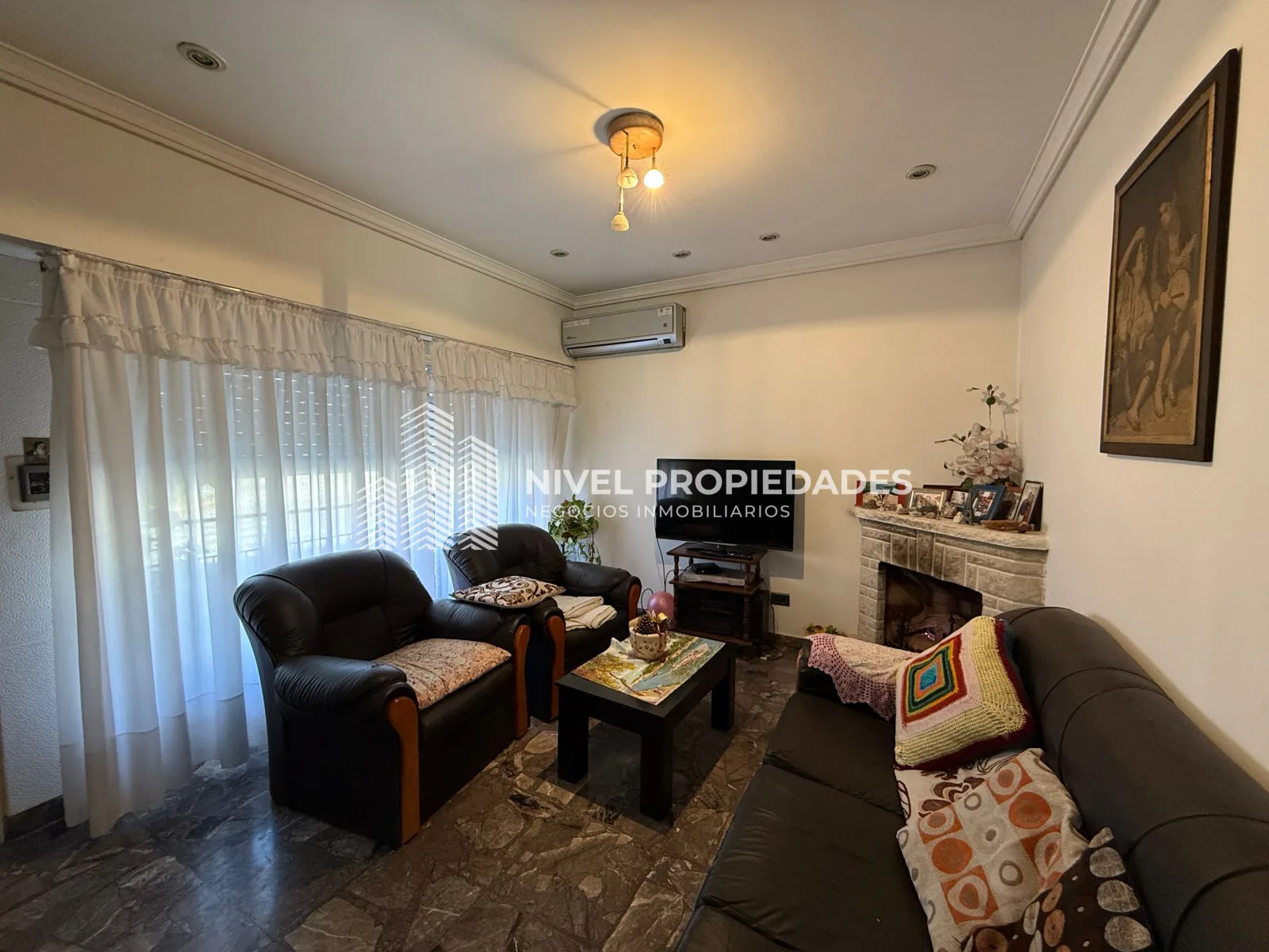 CASA AMERICANA 4 AMB CON GARAGE Y QUINCHO - VILLA LUZURIAGA foto 4