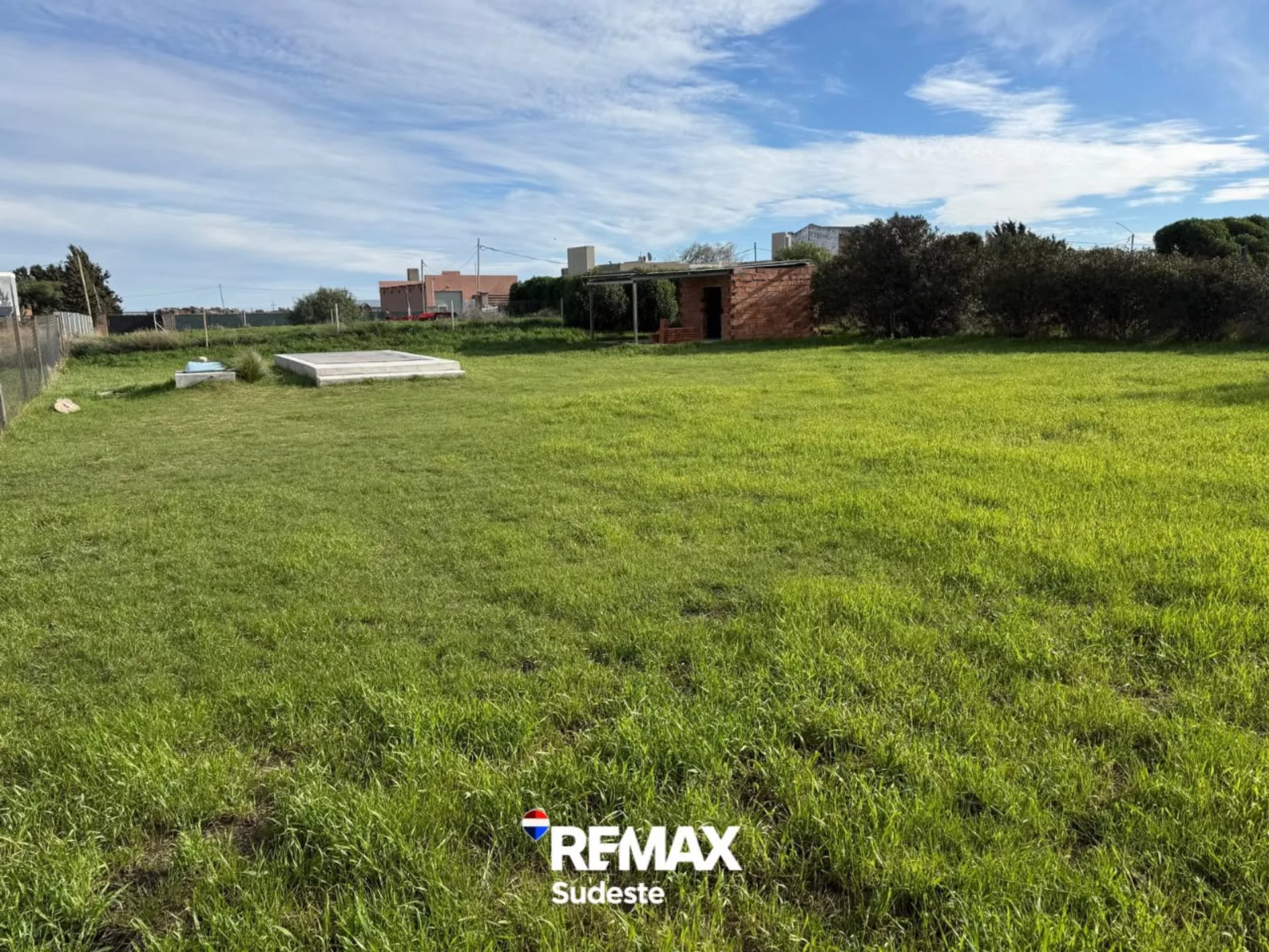 Venta Lote con Pileta + Estructura para baños foto 2