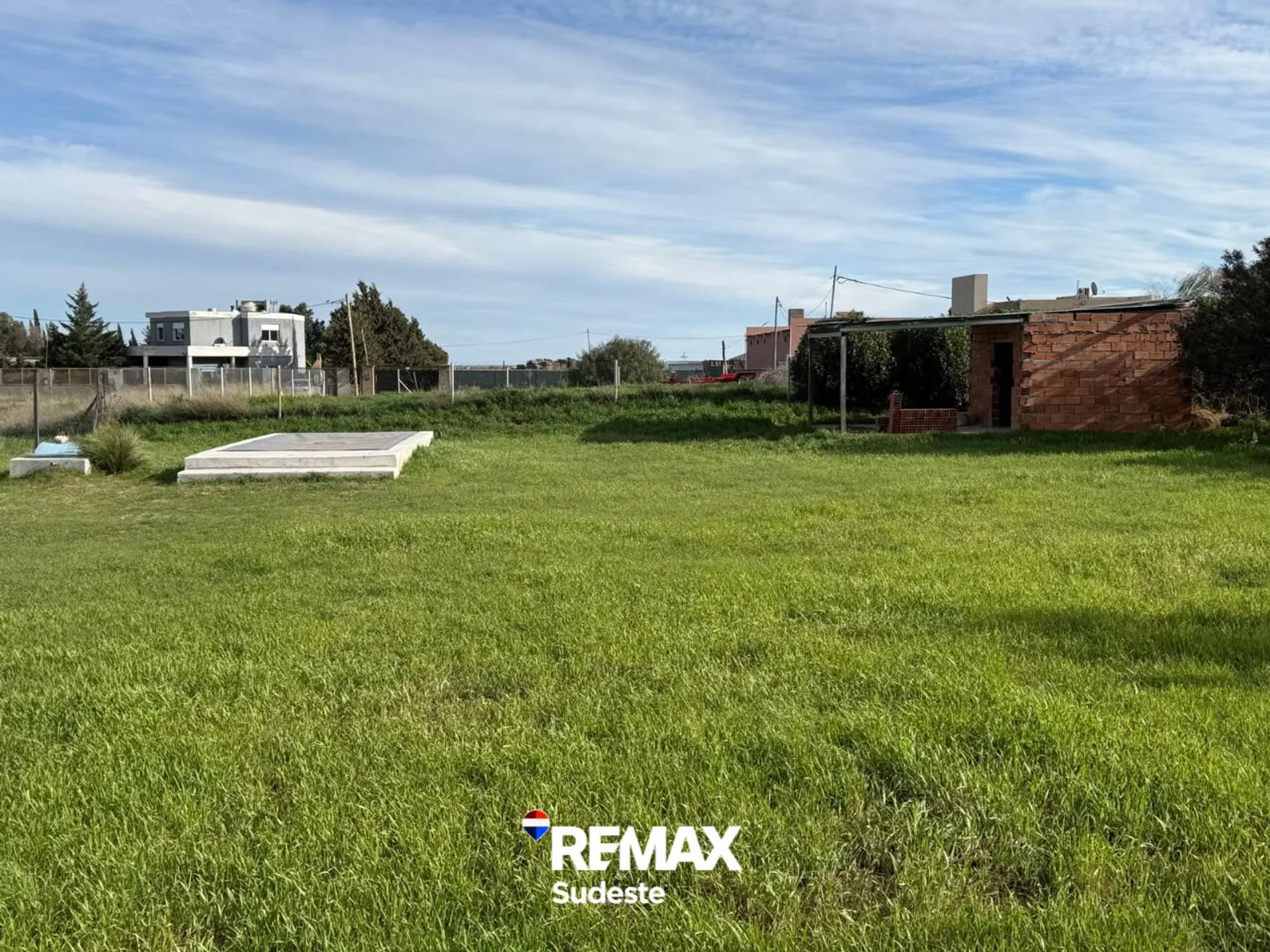 Venta Lote con Pileta + Estructura para baños foto 3
