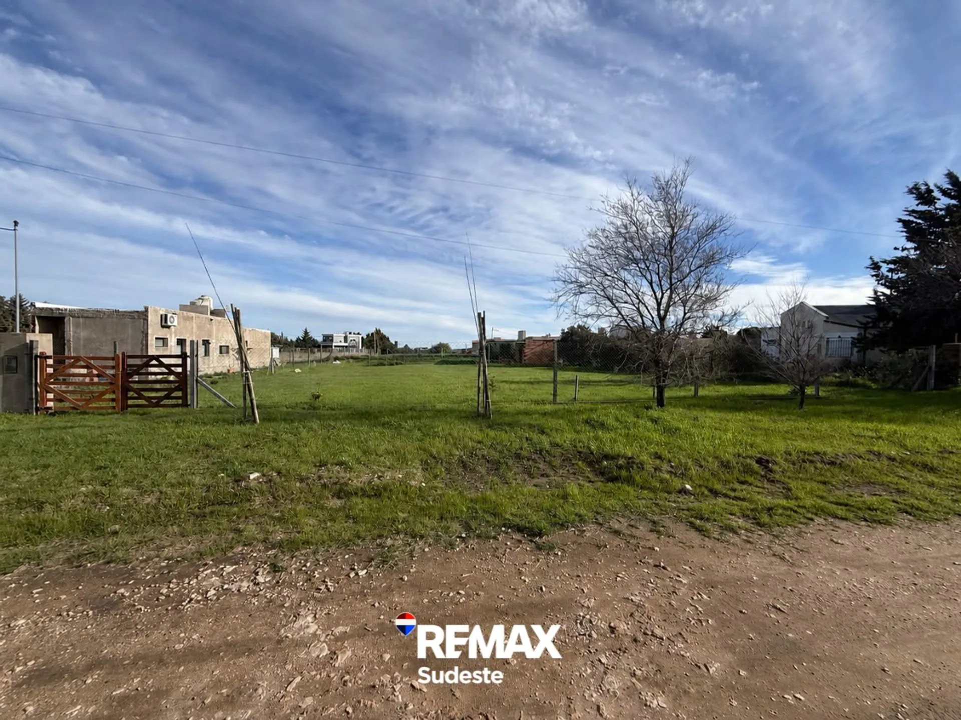 Venta Lote con Pileta + Estructura para baños foto 4
