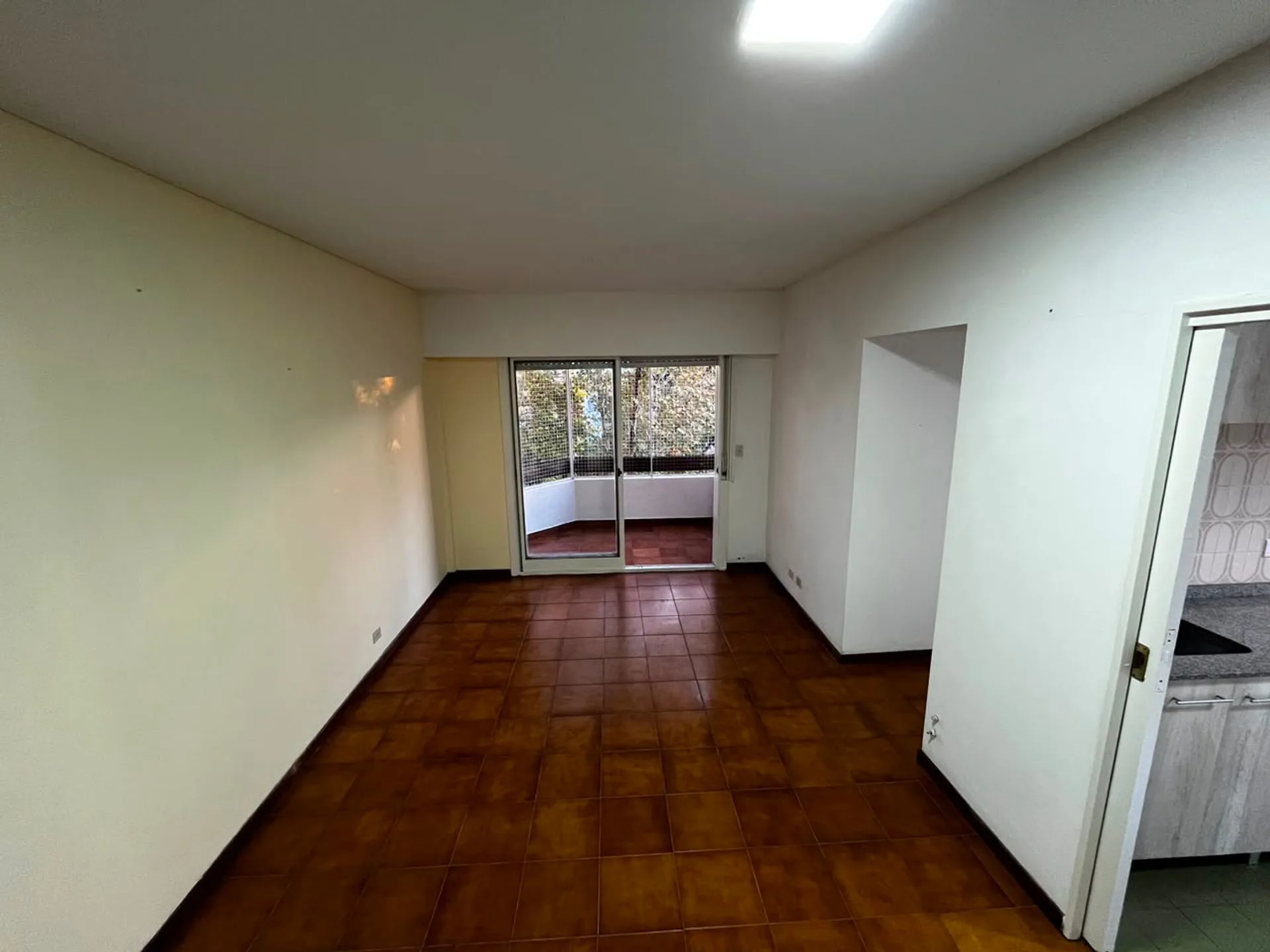 Departamento 2 ambientes alquiler flores balcon foto 3