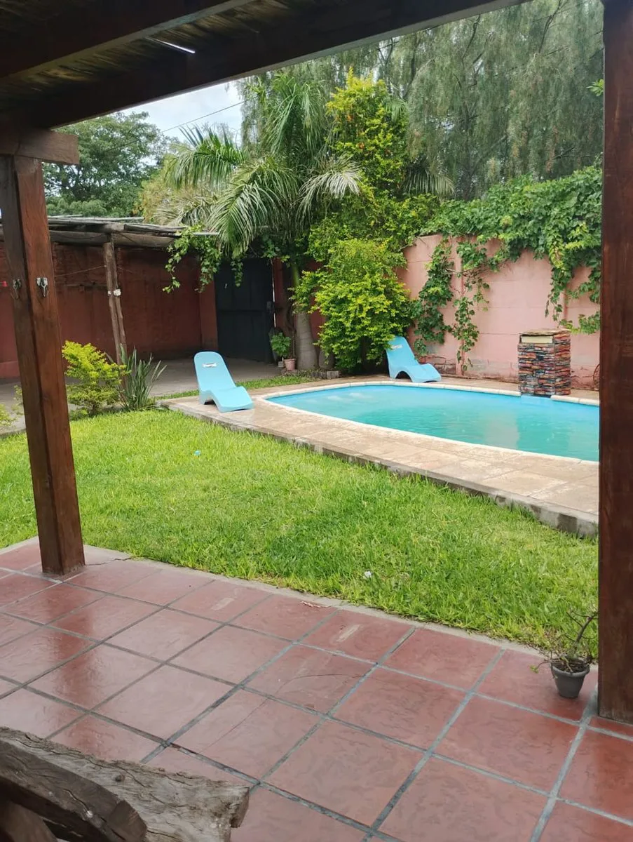 VENTA CASA ESQUINA CON PILETA Y COCHERA DOBLE foto 2