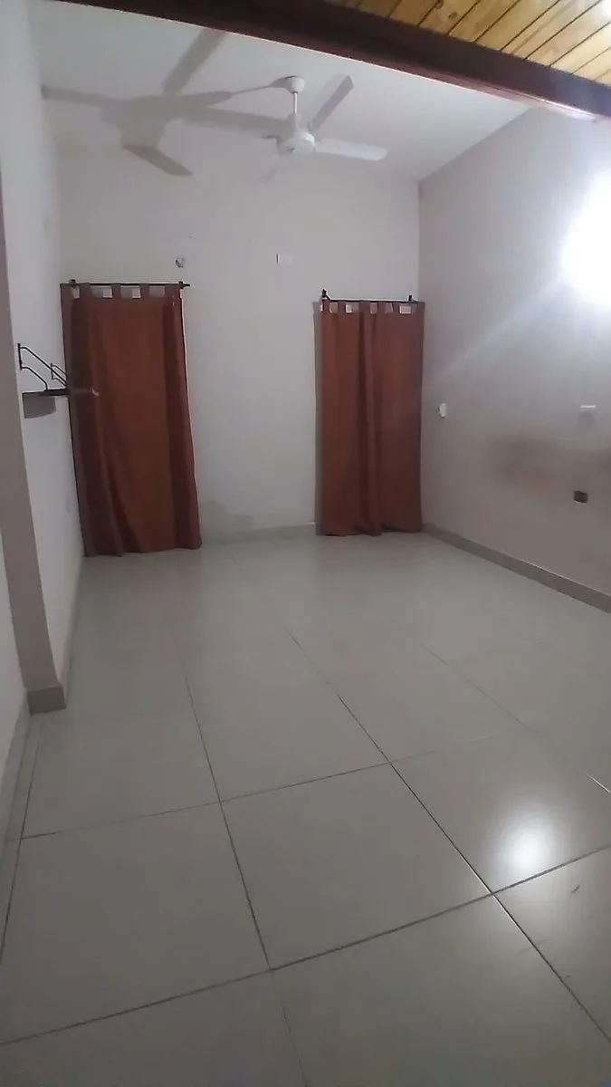 VENTA CASA ESQUINA CON PILETA Y COCHERA DOBLE foto 5