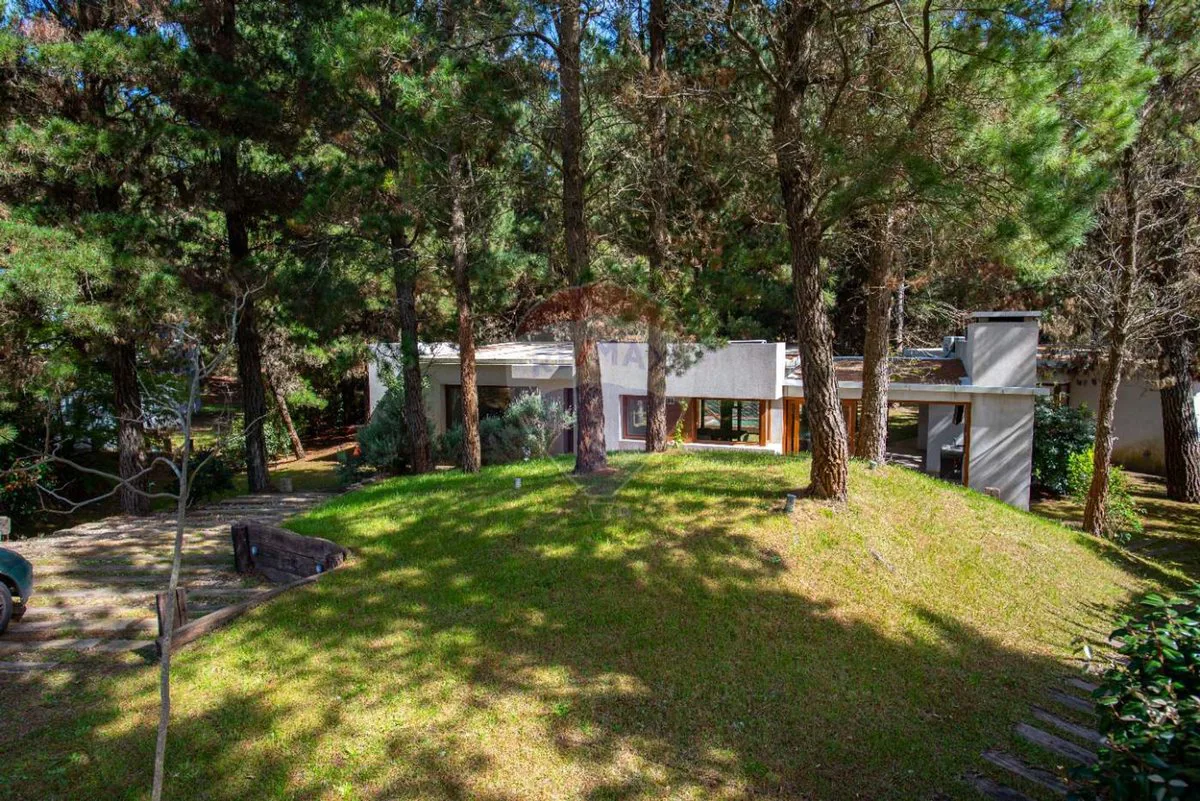 VENTA CASA COSTA ESMERALDA FONDO LIBRE Y PISCINA