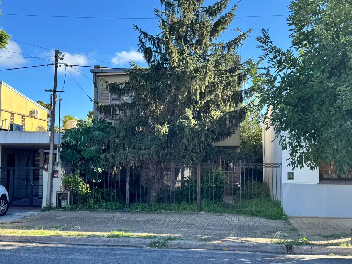 CASA 4 DORMITORIOS VENTA LOS HORNOS A REFACCIONAR