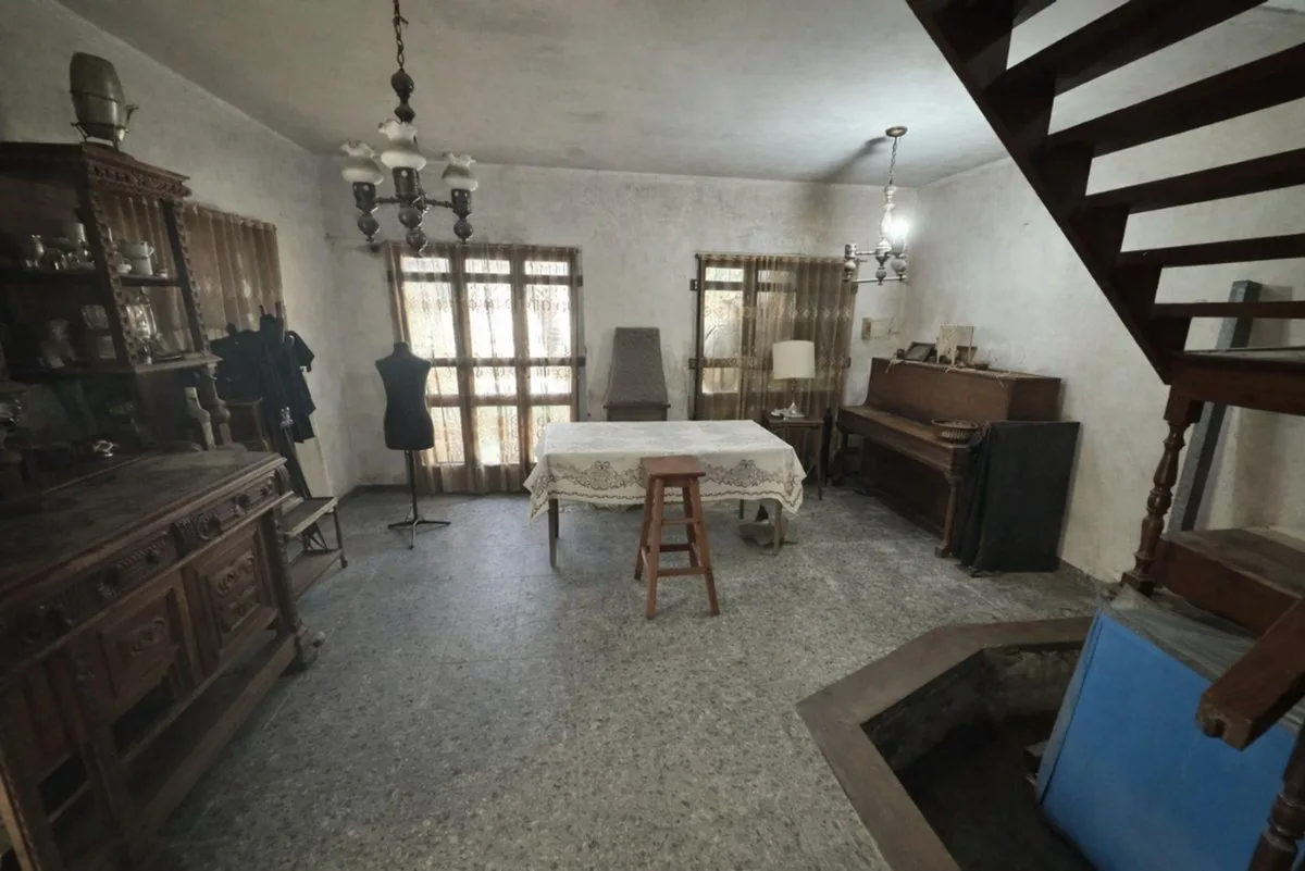 CASA 4 DORMITORIOS VENTA LOS HORNOS A REFACCIONAR foto 2