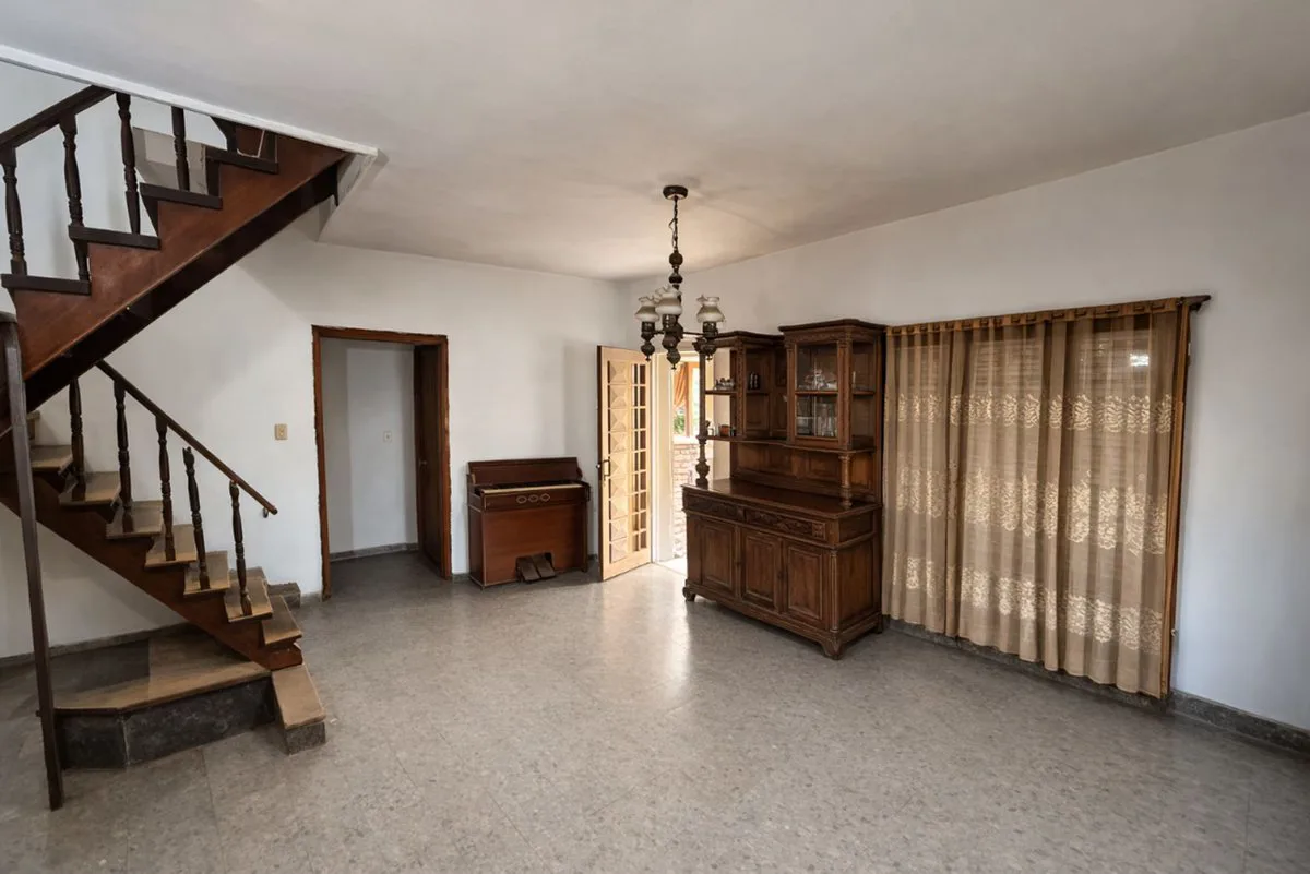 CASA 4 DORMITORIOS VENTA LOS HORNOS A REFACCIONAR foto 3