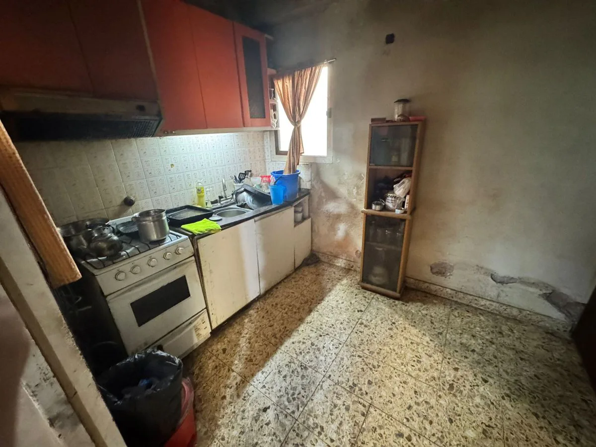 CASA 4 DORMITORIOS VENTA LOS HORNOS A REFACCIONAR foto 4
