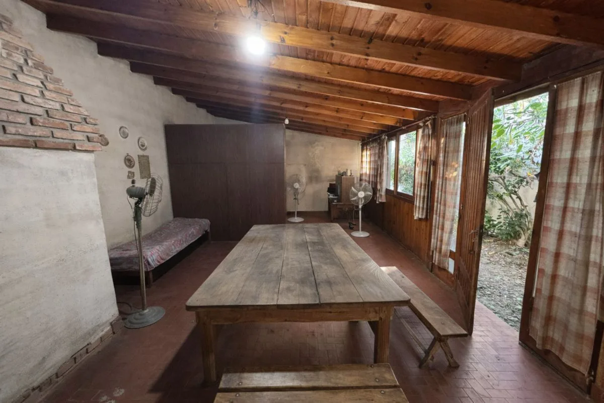CASA 4 DORMITORIOS VENTA LOS HORNOS A REFACCIONAR foto 5