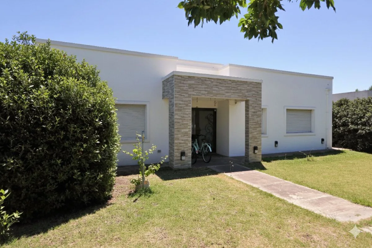 VENTA CASA 5 AMB SANTA GUADALUPE PILAR DEL ESTE foto 2
