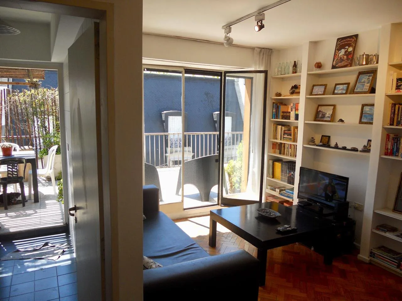 Furnished 1-Bedroom Apartment with River-View Terrace Balcony and Grill in Recoleta – photo 7 of 14