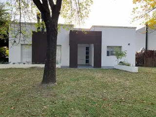VaqueraPropiedades vende casa en barrio cerrado Santa Catalina de Benavidez foto 2