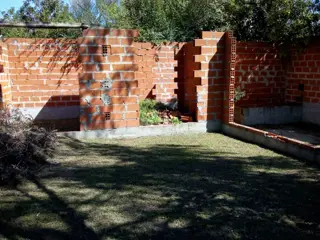 Excelente Terreno 10.50  x 34 con edificación a terminar dos dormitorios baño cocina comedor y lintel foto 2