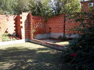 Excelente Terreno 10.50  x 34 con edificación a terminar dos dormitorios baño cocina comedor y lintel foto 4