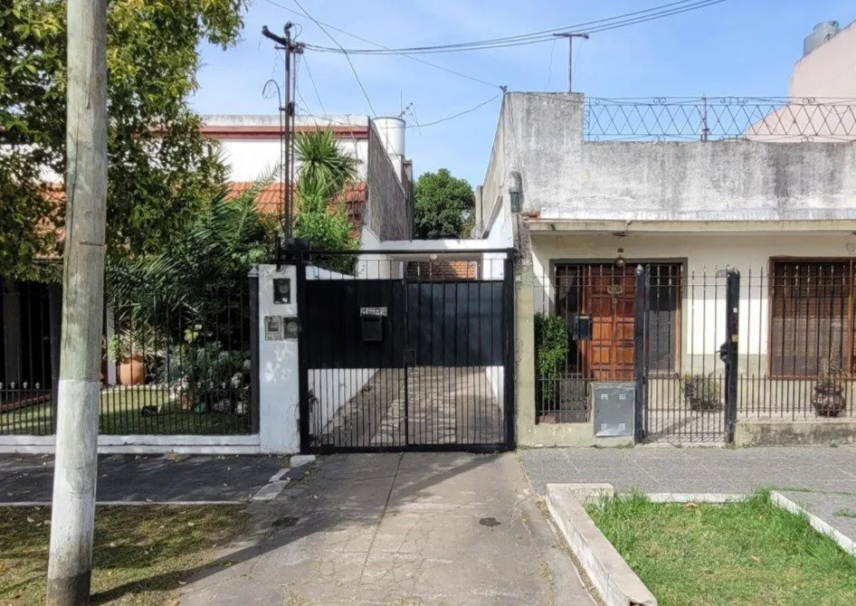 Casa 5 Ambientes con amplio fondo, excelente oportunidad. foto 2