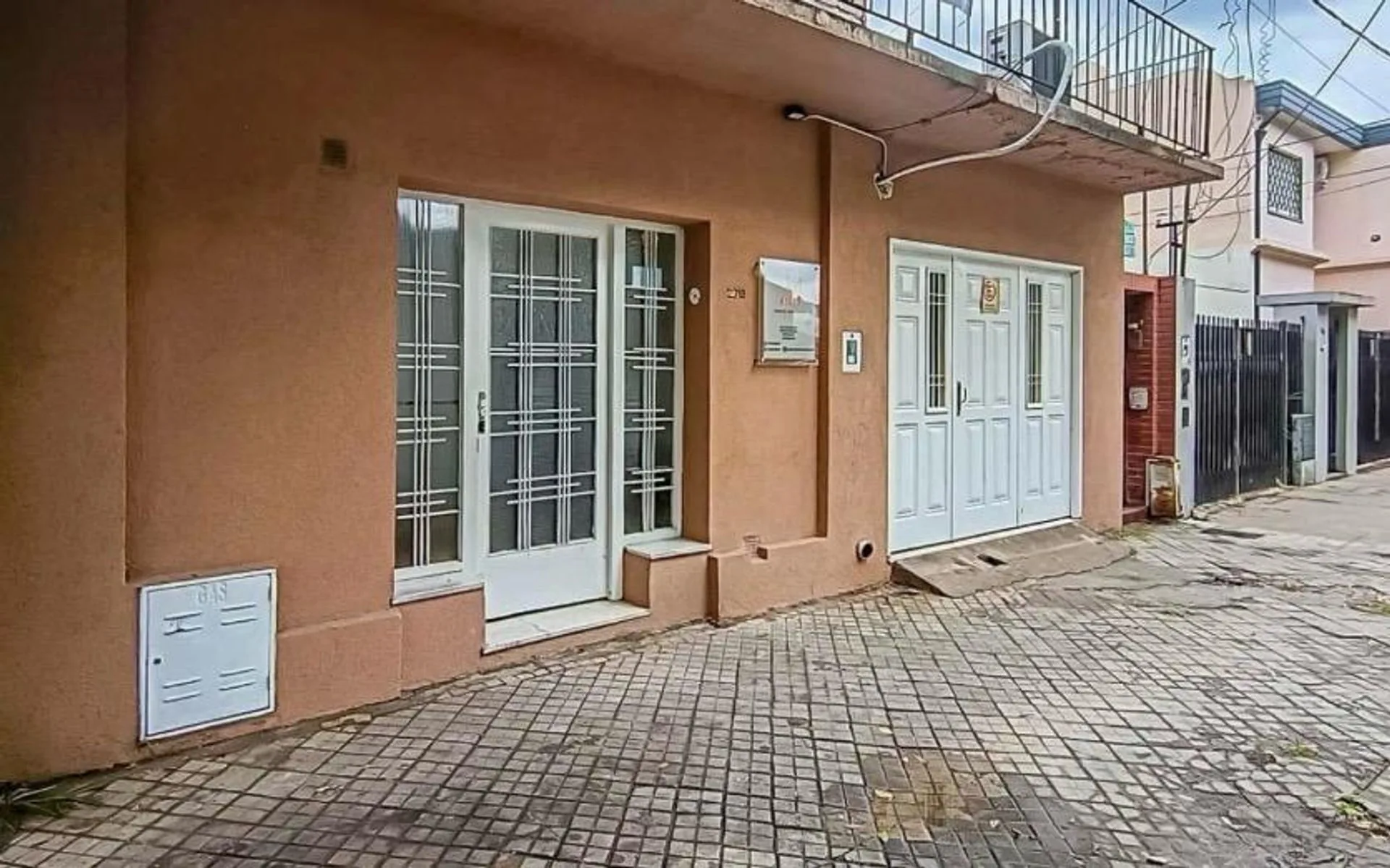 CASA 2 DORMITORIOS BARRIO AZCUENAGA