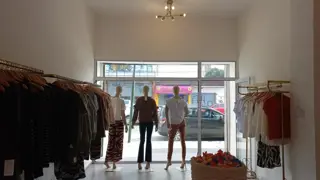 BOULOGNE SUR MER - VENTA DOS LOCALES CON UN DTO. FONDO En LOTE PROPIO - sobre Av. Rolón foto 1