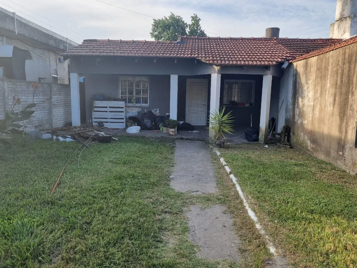 VENTA CASA 5 AMB -PATIO-JARDIN-GARAGE-MALVINAS ARG foto 2