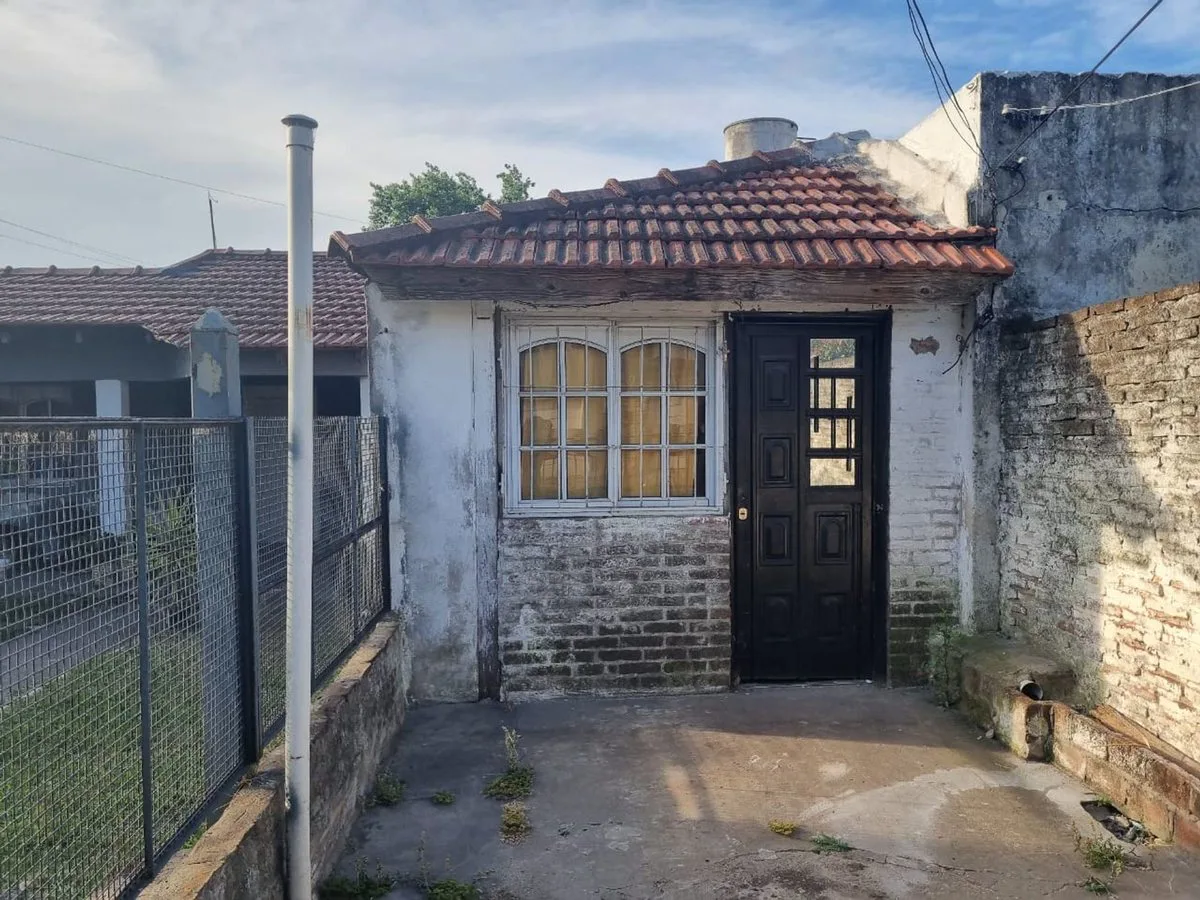 VENTA CASA 5 AMB -PATIO-JARDIN-GARAGE-MALVINAS ARG foto 3