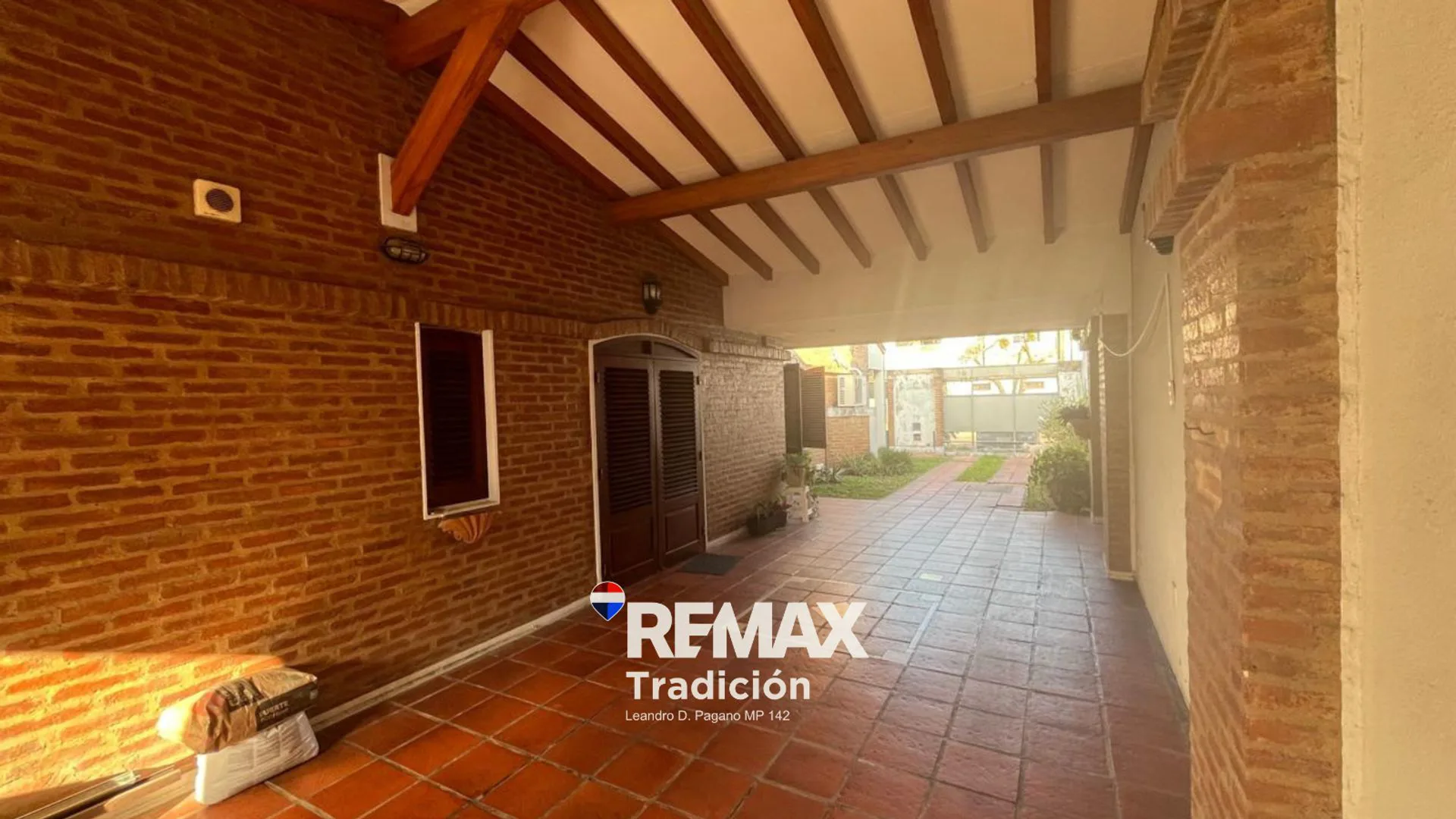 VENTA HERMOSA CASA MACROCENTRO -CON PATIO Y GARAGE foto 2