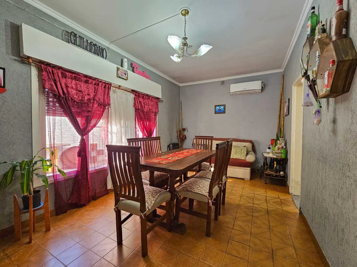 CASA EN VENTA 6 AMBIENTES - GRAND BOURG C/COCHERA foto 2