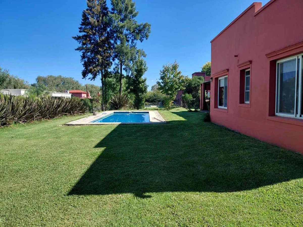 VENTA CASA 6 DORMITORIOS LOMAS D FATIMA AP CREDIT foto 3