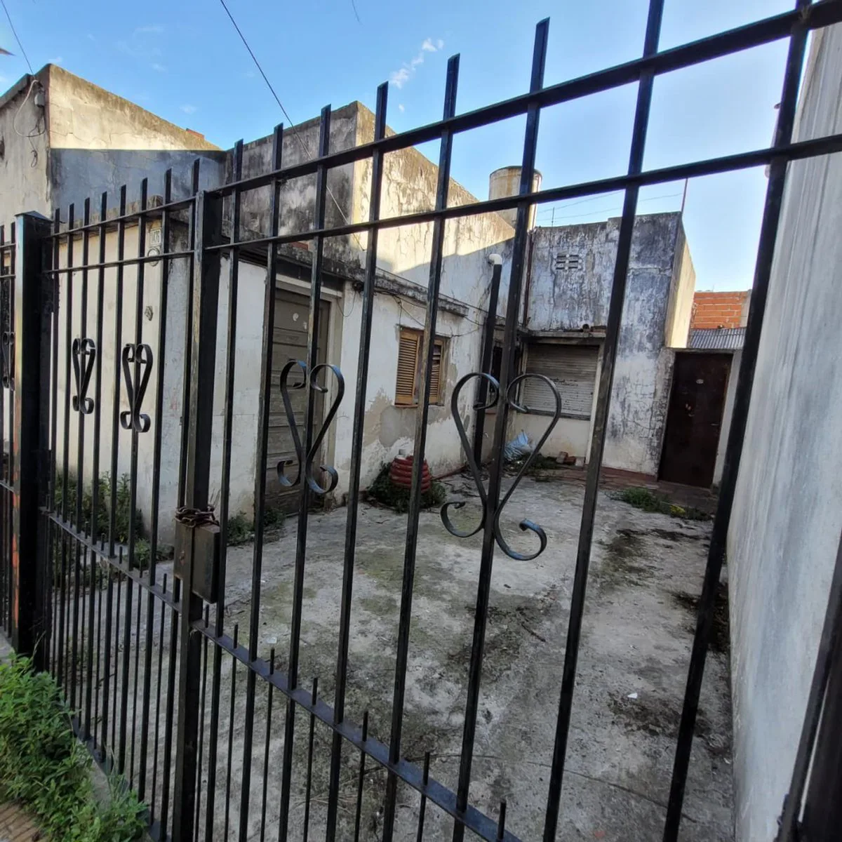 LOTE  CON CASA A DEMOLER foto 2