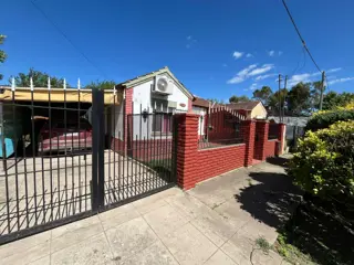 Casa en venta en Jeppener - Amplio lote con parque - Dorrego entreSargiotti y Simón Irey foto 2