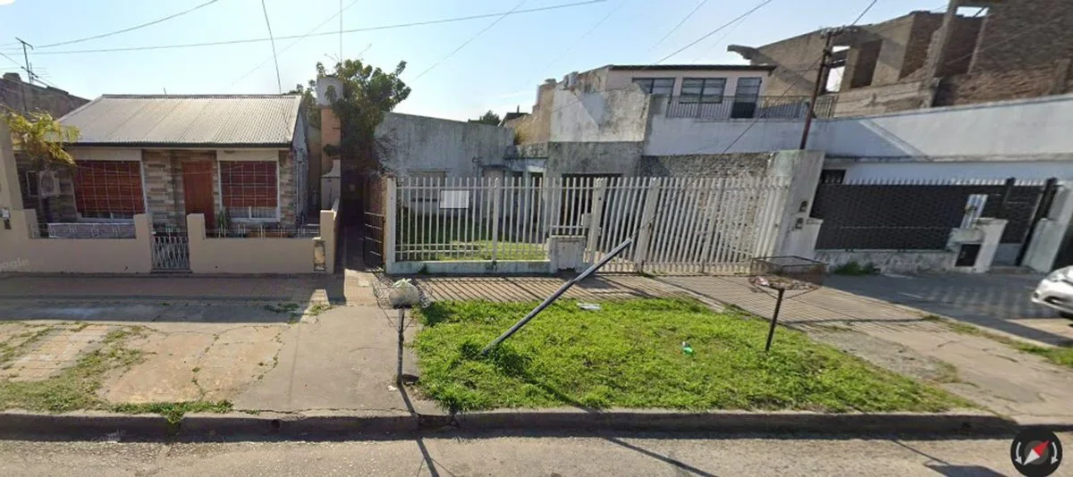 CASA A REFACCIONAR BUENA UBICACION foto 5