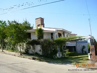 MONOAMBIENTE EN BARRIO RESIDENCIAL PROXIMO AL CENTRO CON COCHERA - ASADOR - PILETA foto 1
