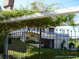 MONOAMBIENTE EN BARRIO RESIDENCIAL PROXIMO AL CENTRO CON COCHERA - ASADOR - PILETA foto 2