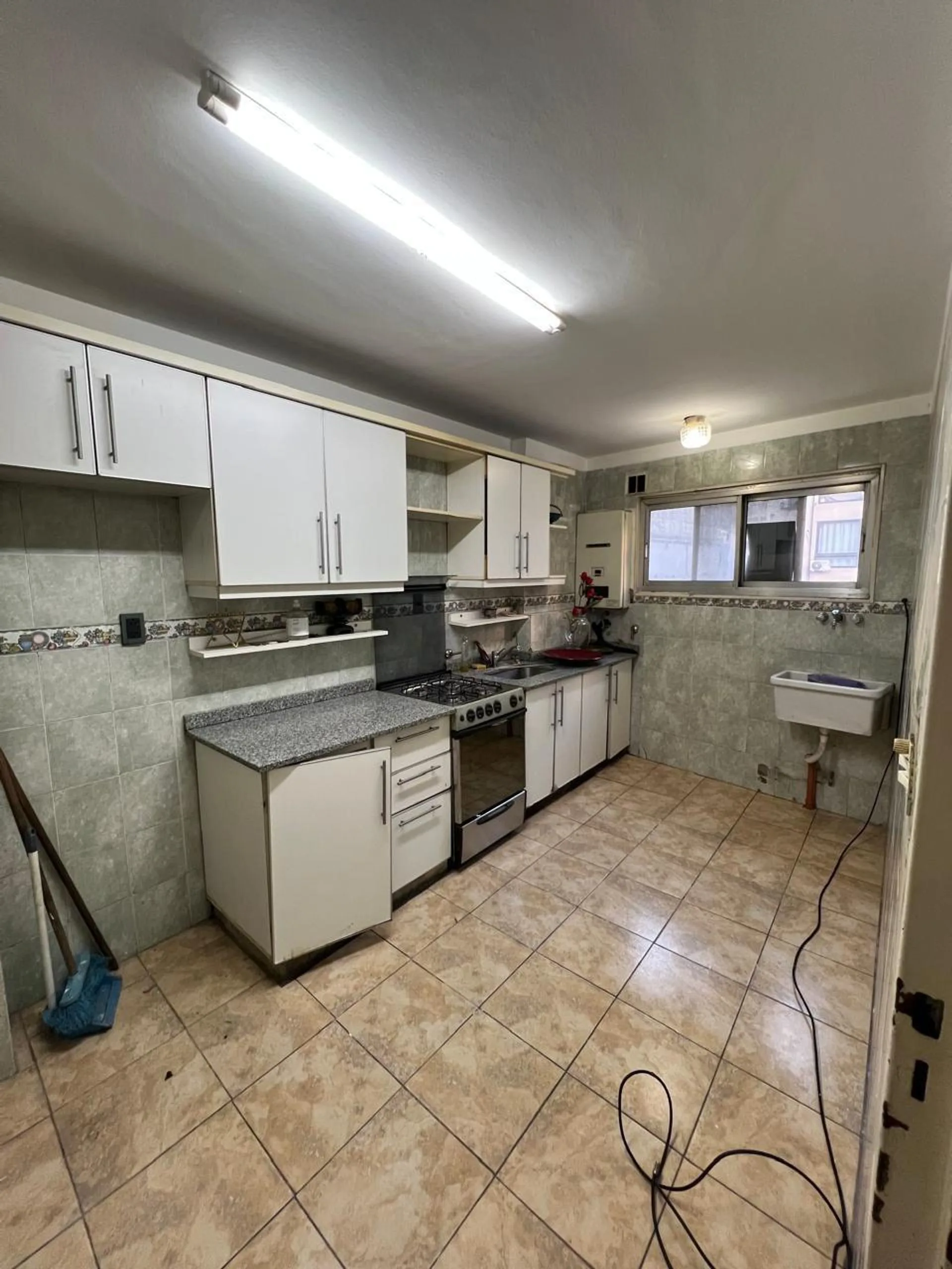 VENTA DEPTO 3 AMBIENTES EN BALVANERA A REFACCIONAR foto 3