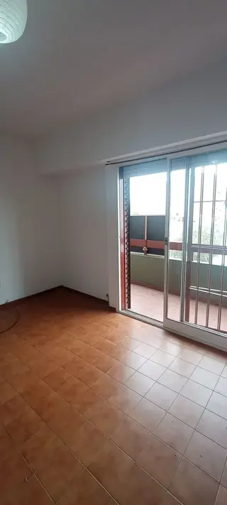 Alquiler de departamento de 2 ambientes con amplio balcón en zona centro foto 1