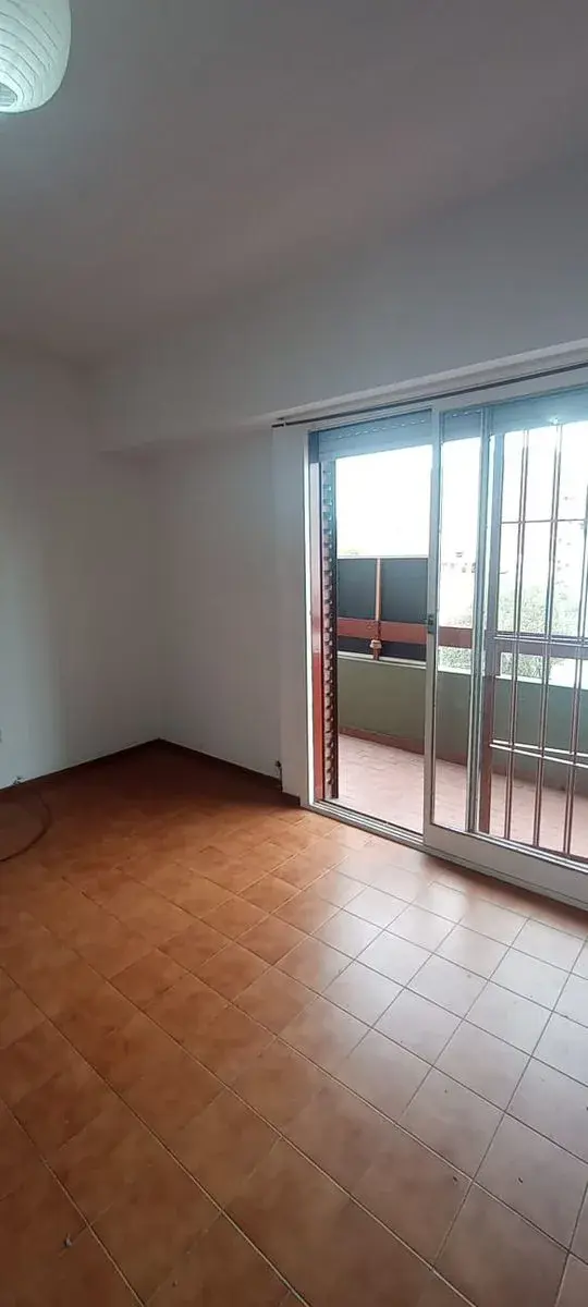 Alquiler de departamento de 2 ambientes con amplio balcón en zona centro
