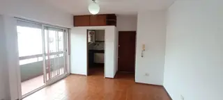 Alquiler de departamento de 2 ambientes con amplio balcón en zona centro foto 2