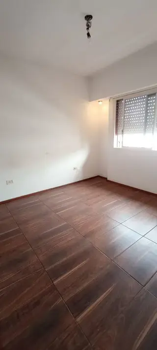 Alquiler de departamento de 2 ambientes con amplio balcón en zona centro foto 3