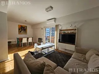Departamento en Belgrano de 4 ambientes con balcón al frente! Muy luminoso! foto 1