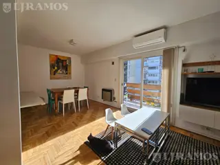 Departamento en Belgrano de 4 ambientes con balcón al frente! Muy luminoso! foto 2