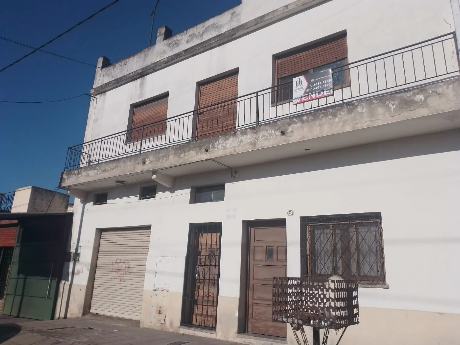 Venta Propiedad Multifamiliar, Dos Departamentos + local en Isidro Casanova foto 2