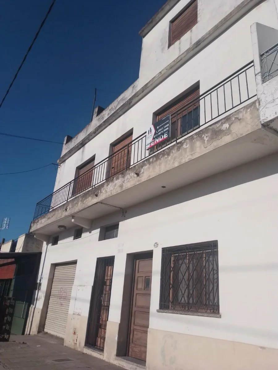 Venta Propiedad Multifamiliar, Dos Departamentos + local en Isidro Casanova foto 3