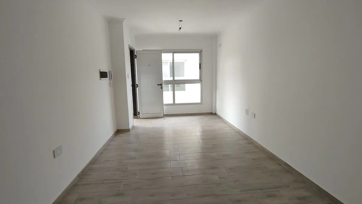 REMAX ALQUILA DEPARTAMENTO CON COCHERA foto 4
