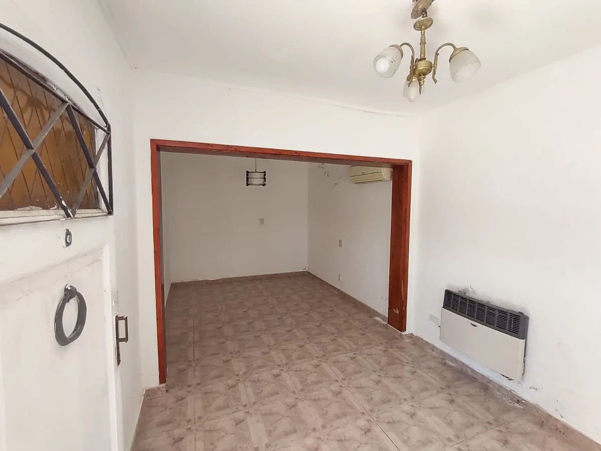 Casa 1 dormitorio en venta en Los Hornos con dpto foto 2