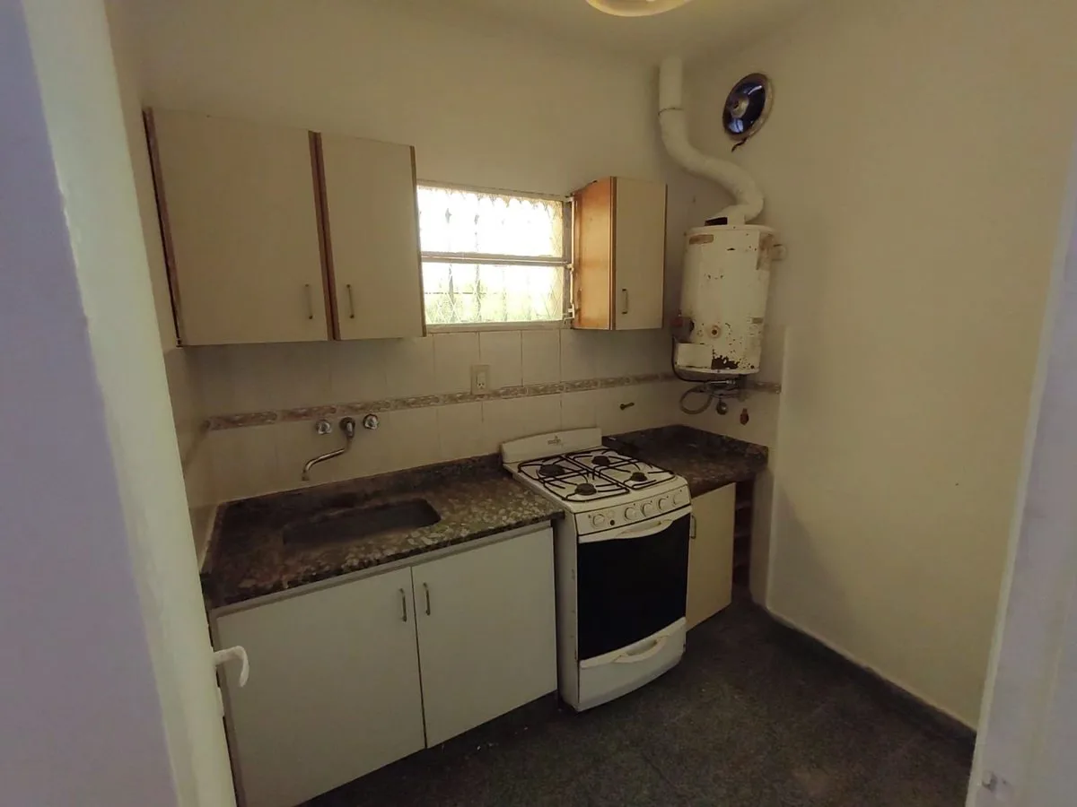 Casa 1 dormitorio en venta en Los Hornos con dpto foto 3